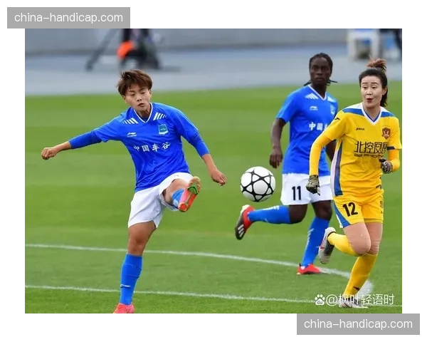 特写：比赛用球被球迷踢上看台，小球员机智地用备用球完成快攻得分