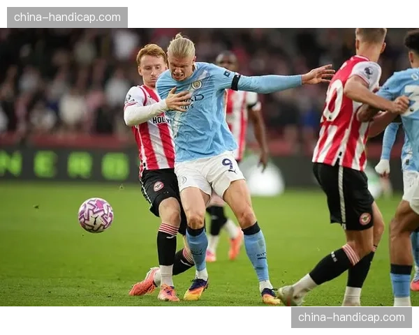 布伦特福德通过混合防守成功限制哈兰德，半场双方0-0战平