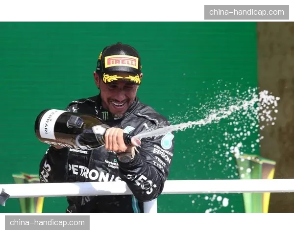 汉密尔顿与梅赛德斯开启初步谈判，探讨2027年后去向